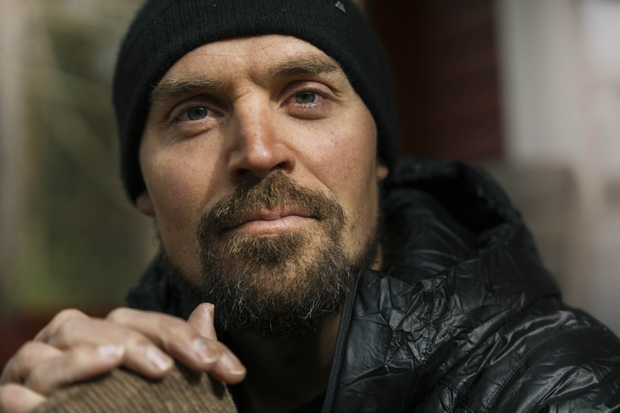 Portræt af Rasmus Kragh i sort hue med roligt blik